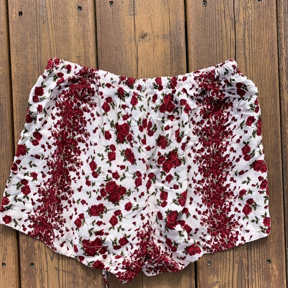 Brandy Melville rose pattern fabric shorts🌹 - Picture 3 of 3